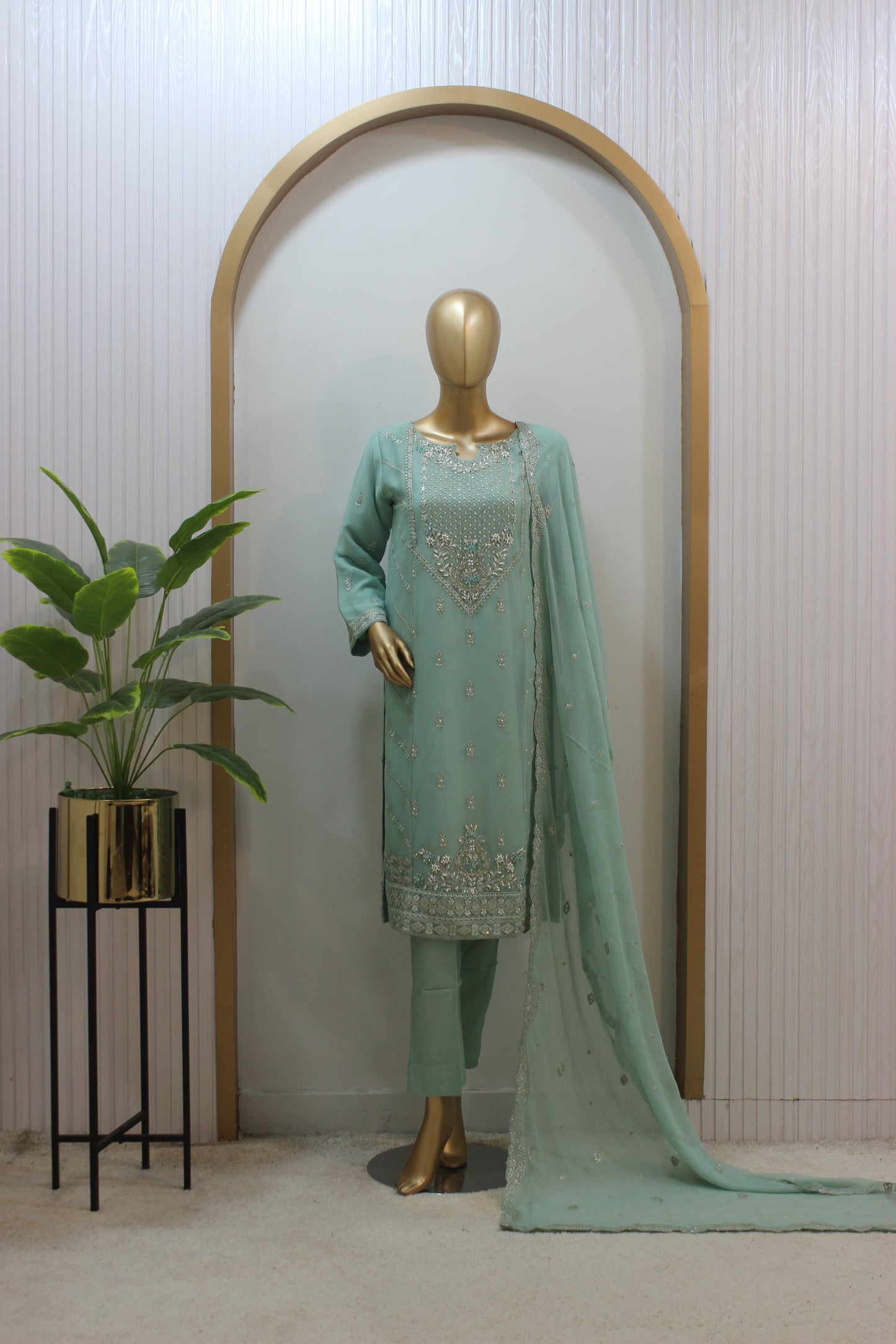 Anabia Kurti – 3PC Luxury Embroidered Set