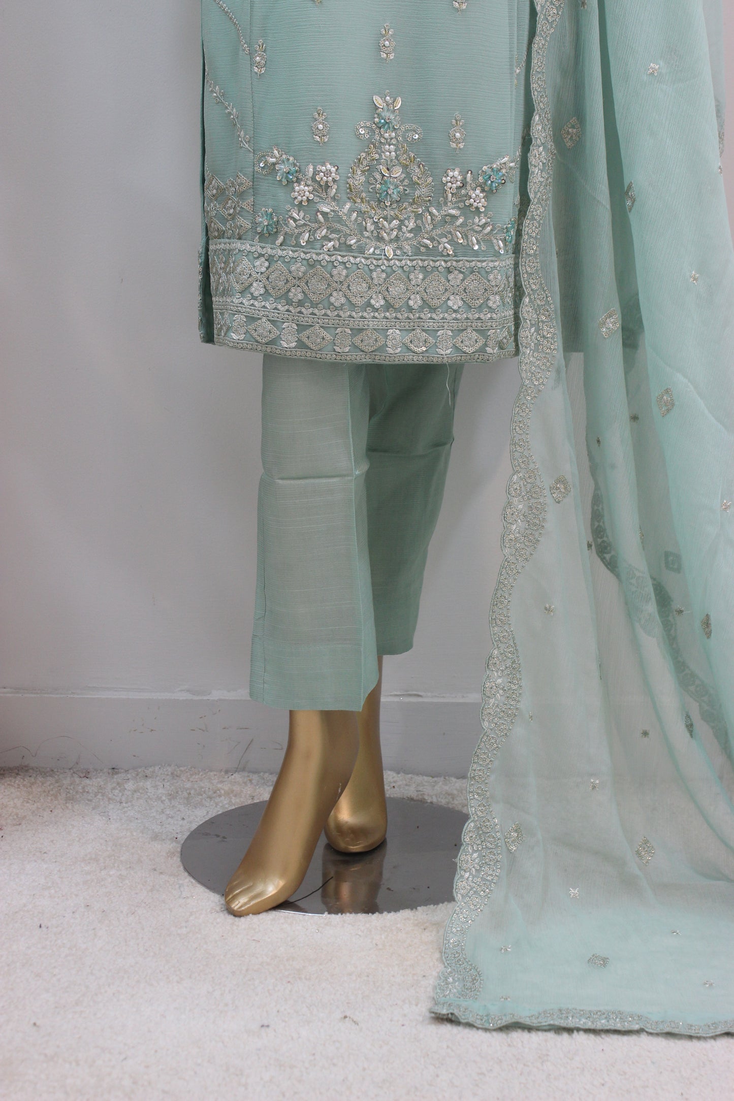 Anabia Kurti – 3PC Luxury Embroidered Set