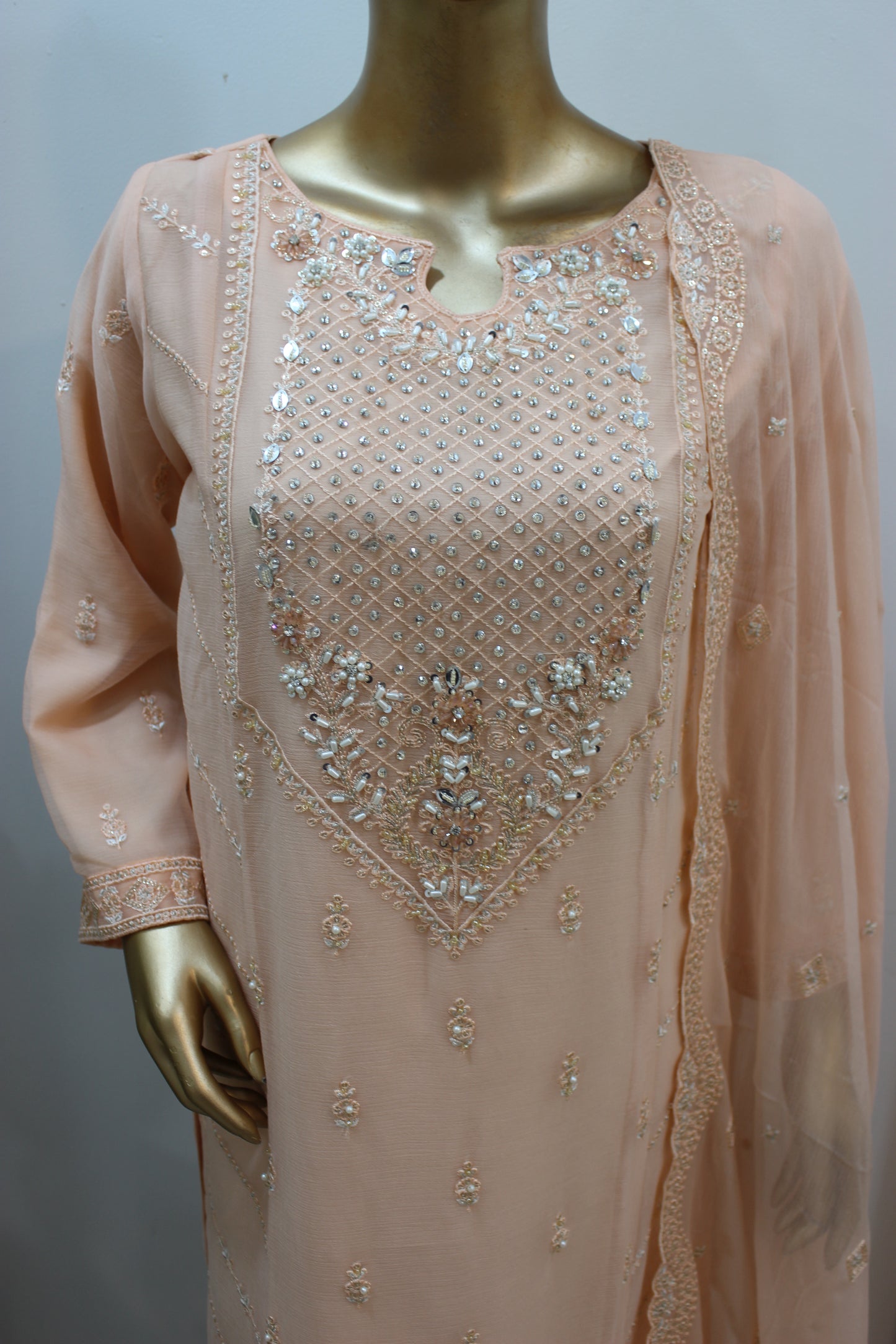 Anabia Kurti – 3PC Luxury Embroidered Set