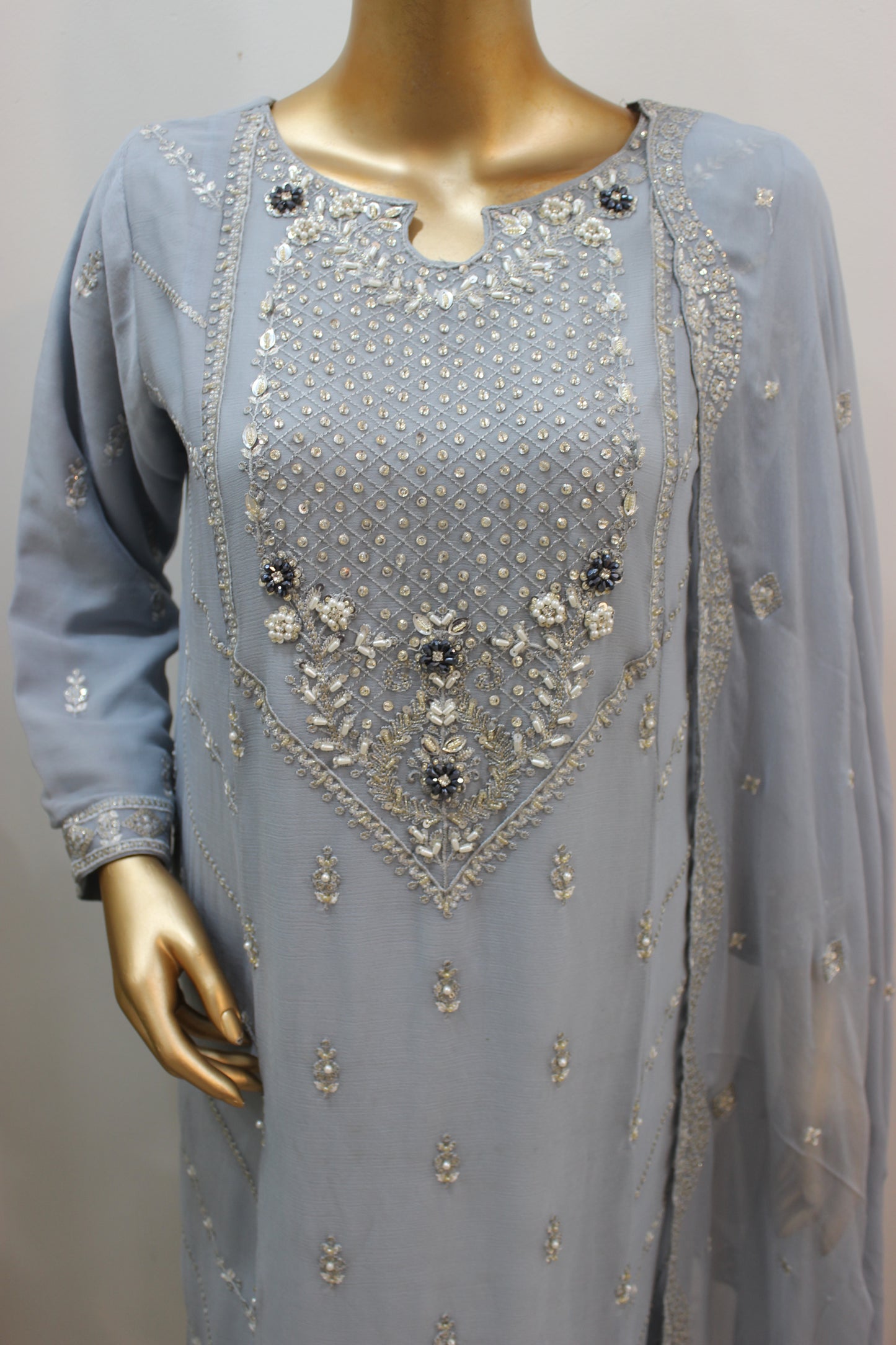 Anabia Kurti – 3PC Luxury Embroidered Set